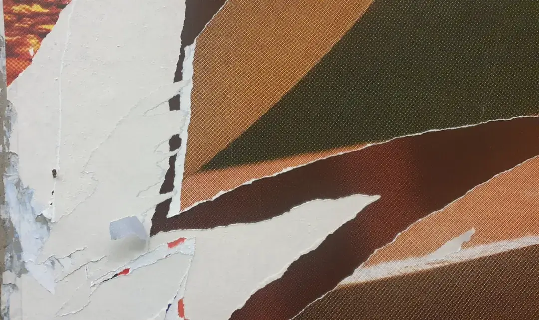 Zbliżenie na strukturę papieru tapetowego po zerwaniu