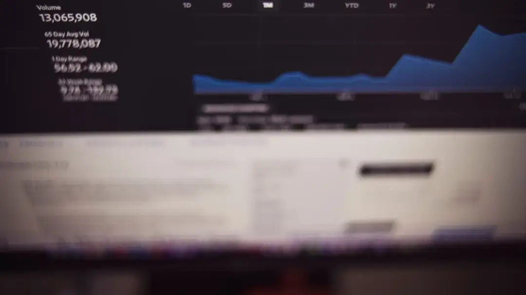 Una vista de cerca de gráficos financieros profesionales y documentos de análisis de estrategia empresarial en un escritorio moderno.