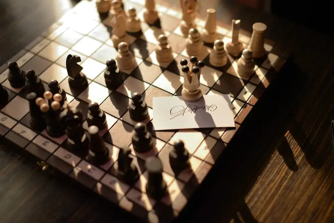 Eine Nahaufnahme von wunderschôn gefertigten Brettspielteilen aus Holz auf einer natürlichen Holzoberfläche