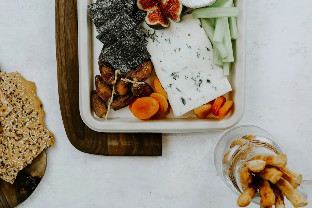 Nachhaltige Lunchbox aus Bambusholz mit minimalistischem Design auf neutralem Hintergrund