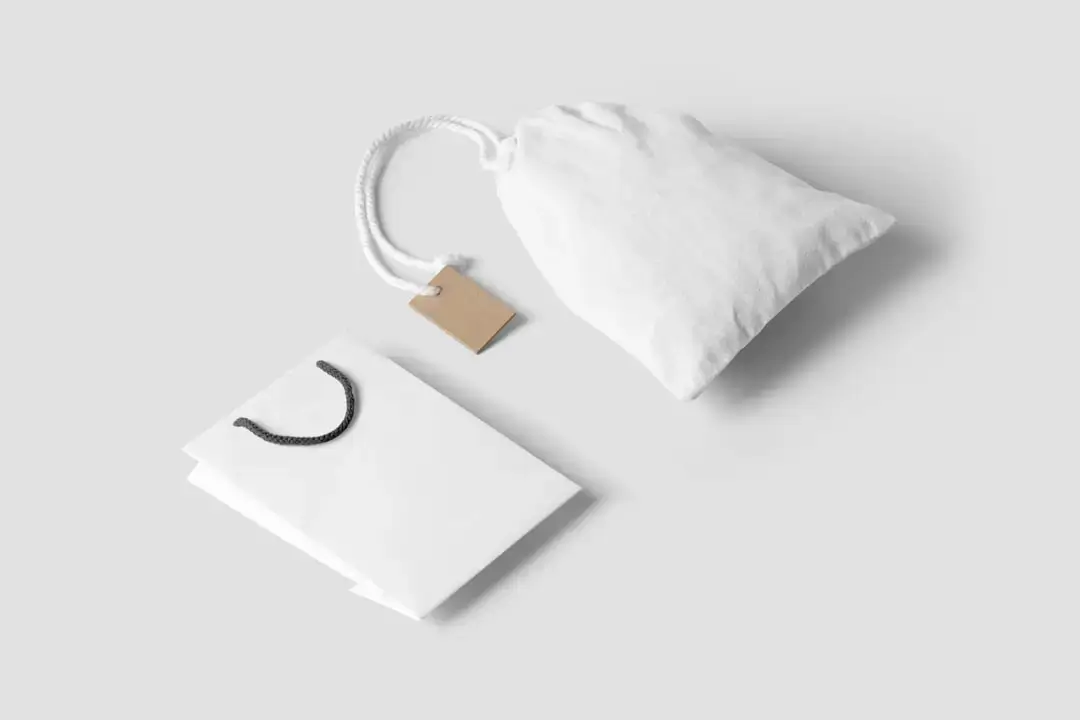 Eine Auswahl an wiederverwendbaren Baumwollbeuteln und Tragetaschen, gefüllt mit frischen Bio-Produkten, zur Förderung eines Zero-Waste-Lebensstils.