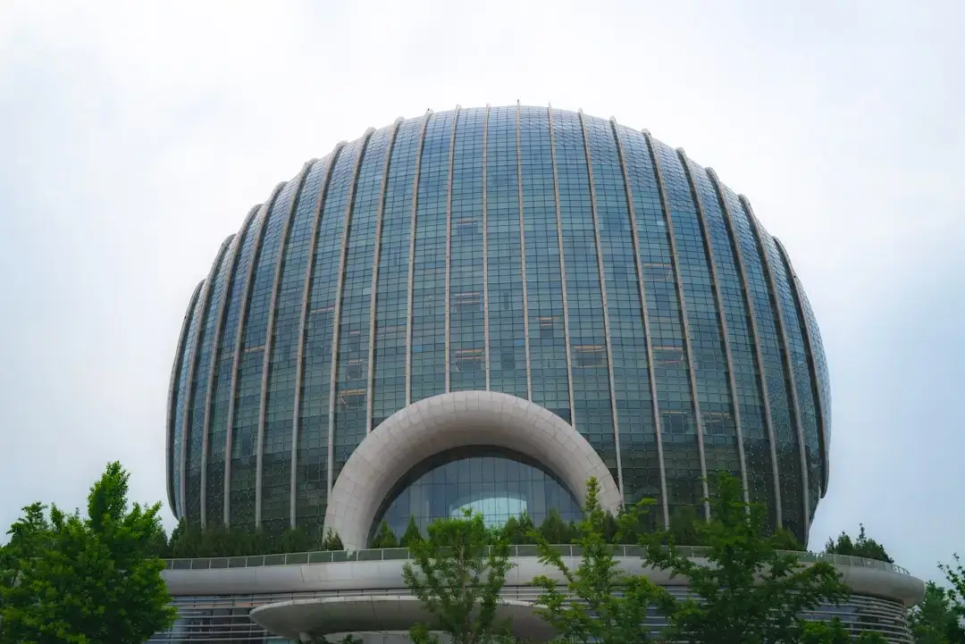 Un espacio de oficina moderno y sostenible con plantas verdes y tecnología de energía limpia que representa la gestión ambiental corporativa.