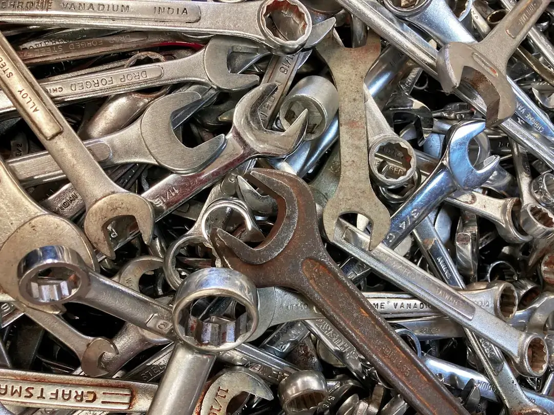 Eine groß angelegte industrielle Metallrecycling-Anlage mit sortierten Schrottmaterialien und Maschinen.