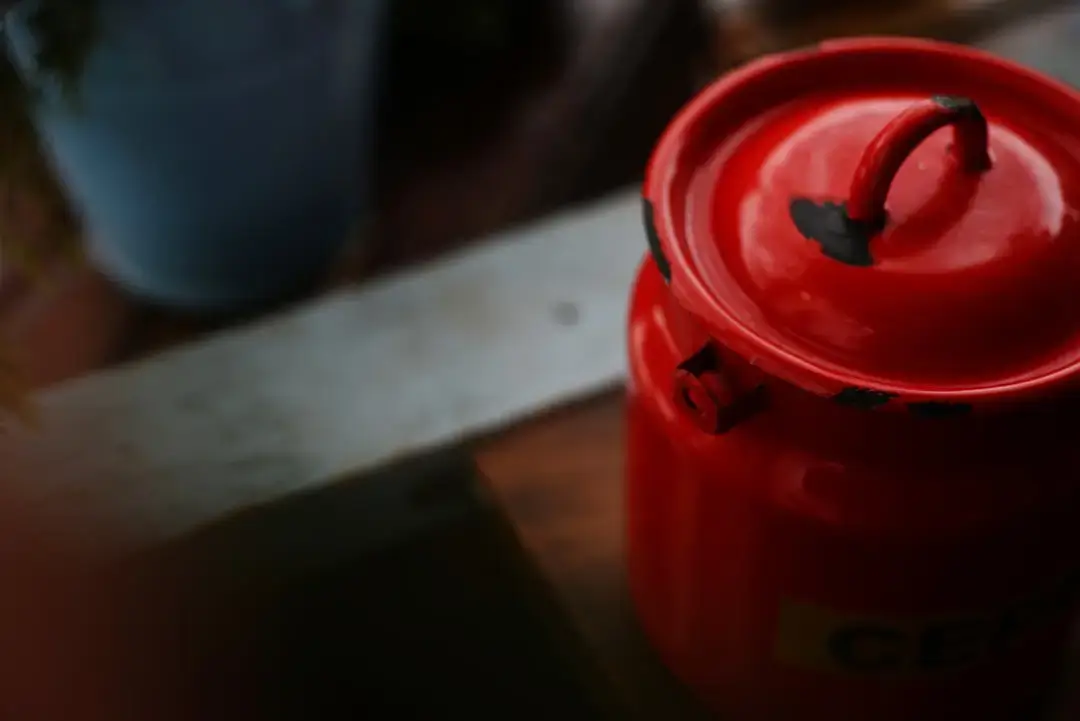 Un contenedor de compost marrón moderno sobre una encimera de cocina limpia para el reciclaje de residuos orgánicos.