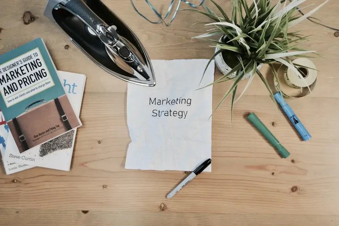 Ein aufgeräumter Arbeitsplatz mit Laptop, Notizbuch und Brille, der eine organisierte Geschäftsstrategie und Unternehmensplanung darstellt.