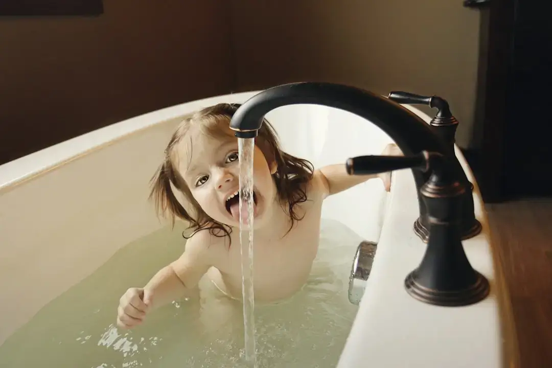Ein eleganter, moderner Badezimmer-Wasserhahn mit nachhaltigen Designmerkmalen, der Wassereinsparung und Recycling widerspiegelt.