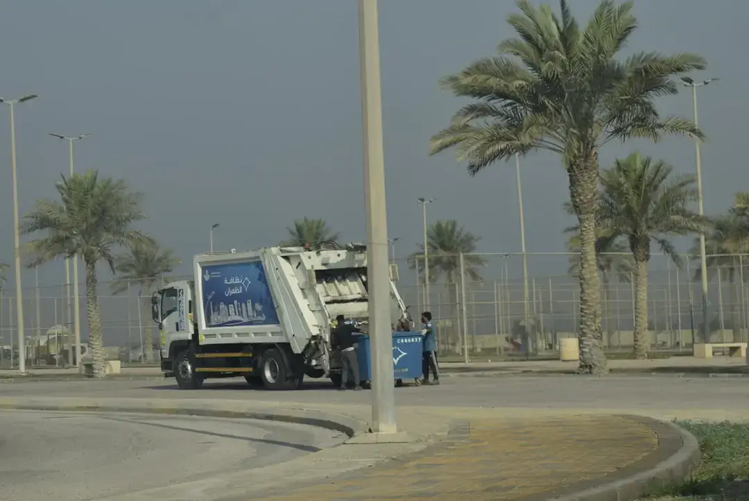 Eine saubere und hochmoderne industrielle Recyclinganlage mit automatisierten Sortierbändern und nachhaltigen Abfallbewirtschaftungsgeräten.
