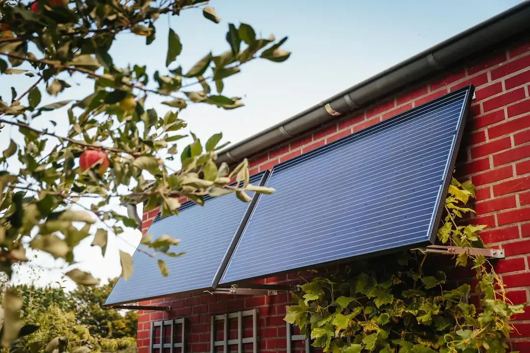 Ein modernes Vorstadthaus mit einem Dach, das für erneuerbare Energien mit schlanken Photovoltaik-Solarpaneelen bedeckt ist.