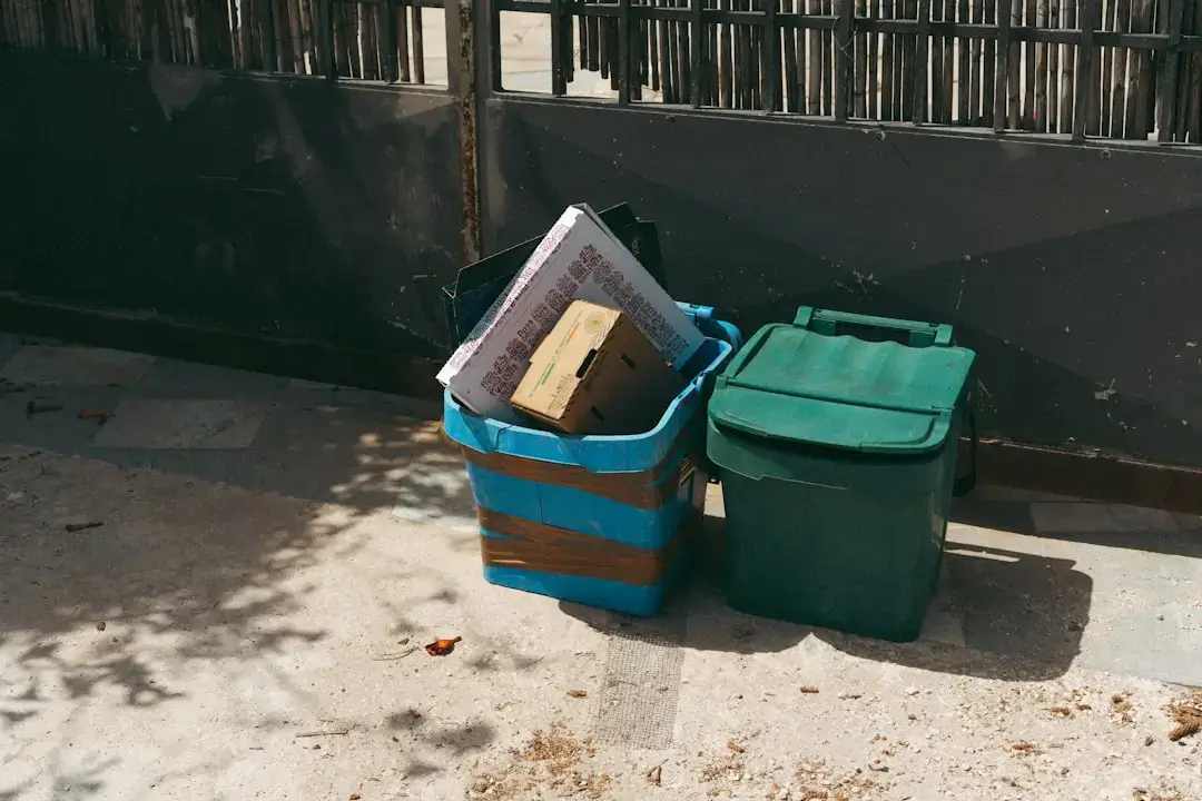 Eine Reihe sauberer, farblich gekennzeichneter Recyclingbehälter für die getrennte Müllsammlung in einer modernen Umgebung.