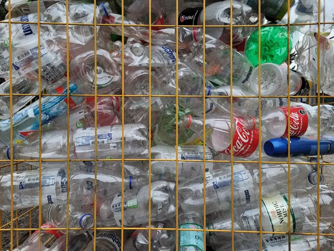 Eine spezialisierte Kunststoff-Recyclingfabrik mit High-Tech-Maschinen zur Verarbeitung recycelter Materialien für eine nachhaltige Wiederverwendung.