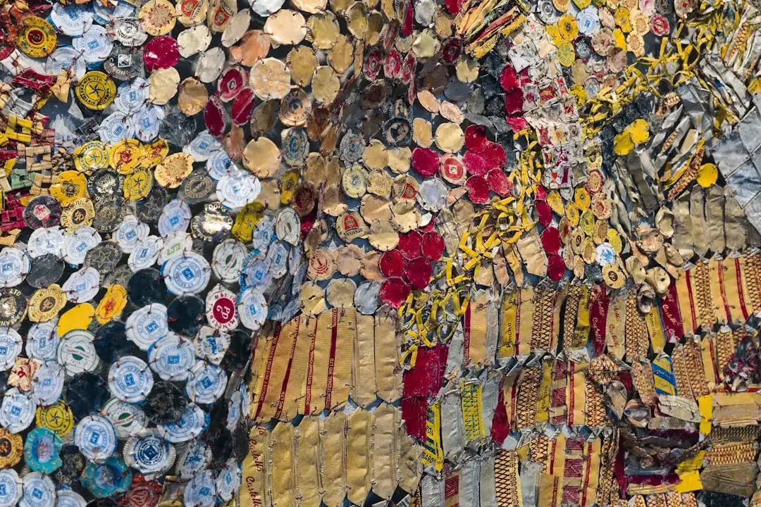 Eine große Sammlung zerkleinerter, bunter Aludosen, bereit für das professionelle Recycling.