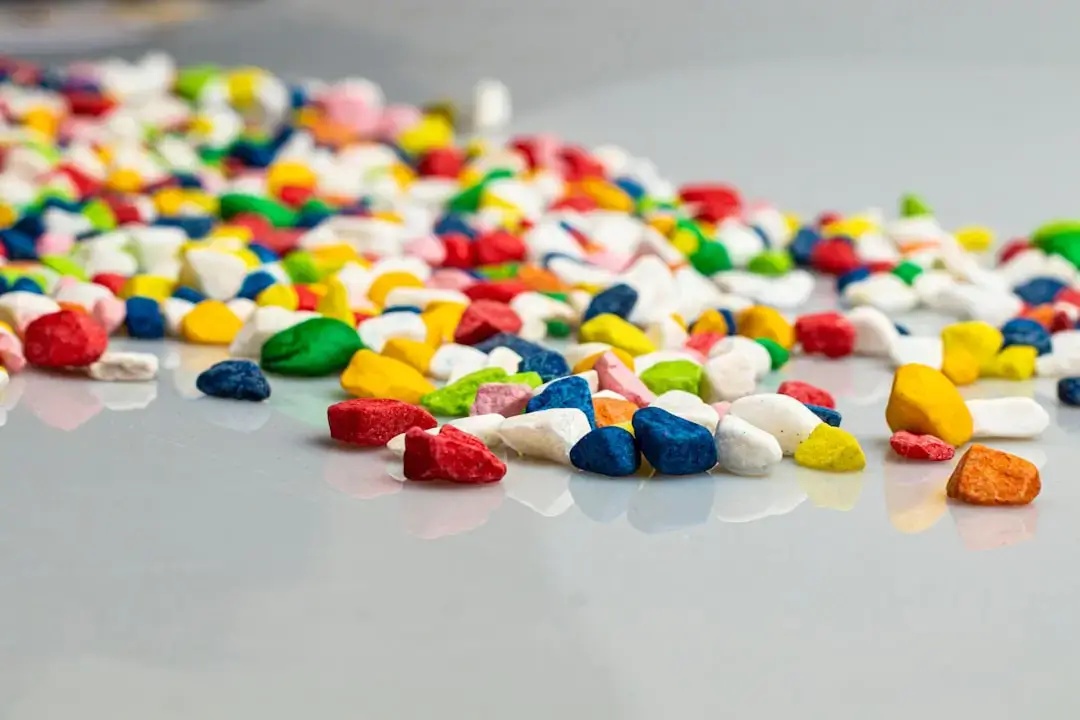Nahaufnahme von bunten recycelten Kunststoffpellets und Granulaten, bereit für die nachhaltige Fertigung.