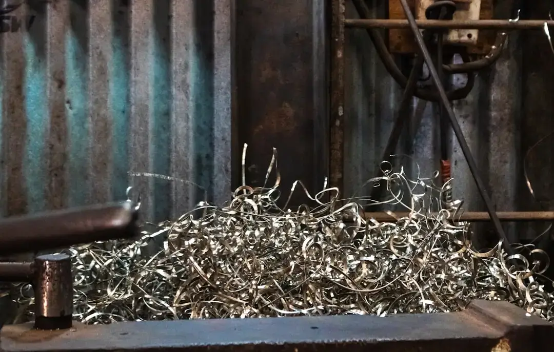 Ein großer Industriecontainer, gefüllt mit verschiedenen Arten von Metallschrott für Recyclingzwecke.