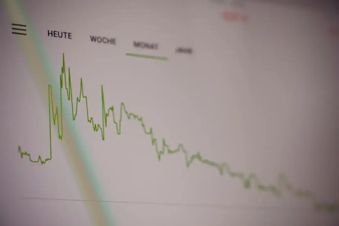 Nahaufnahme eines modernen Computerbildschirms mit komplexen SEO-Software-Datendiagrammen und Website-Traffic-Analysen.