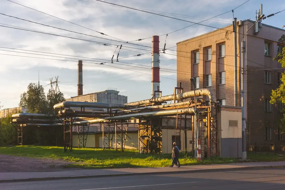 Eine saubere und moderne Fabrikumgebung zur Veranschaulichung nachhaltiger Fertigungspraktiken und umweltfreundlicher Produktion.