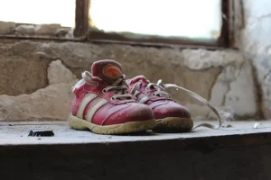 Co zrobić ze starymi butami? Praktyczny przewodnik na recykling, oddanie i DIY upcycling