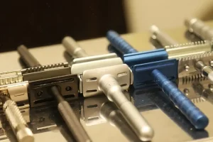 Wielorazowa maszynka do golenia: dlaczego warto porzucić plastik na rzecz jakości