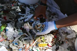 Elektrośmieci definicja, klasyfikacja i praktyczny poradnik utylizacji – jak dbać o planetę bez wychodzenia z domu?