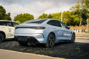 Samochody elektryczne (BEV) vs Hybrydy (PHEV): Co jest najbardziej ekologiczne i co wybrać?