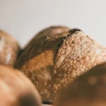Sprzedaż domowego chleba: Jak legalnie zacząć i odnieść sukces