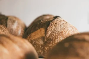 Sprzedaż domowego chleba: Jak legalnie zacząć i odnieść sukces