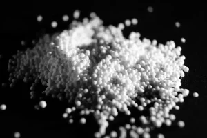 Z czego produkuje się plastik? Wyjaśniamy krok po kroku