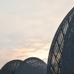 Lustro paraboliczne: Co to jest i jak działa w energetyce słonecznej?
