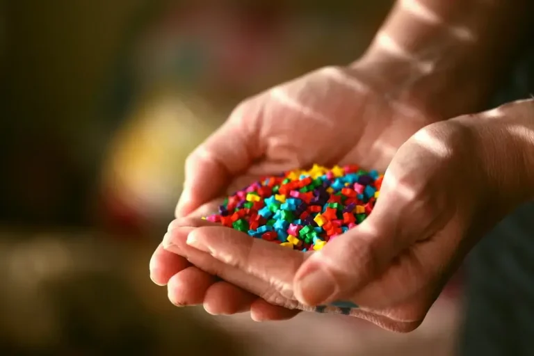 kolorowe granulki tworzywa sztucznego jako recyklat gotowy do ponownego przetworzenia