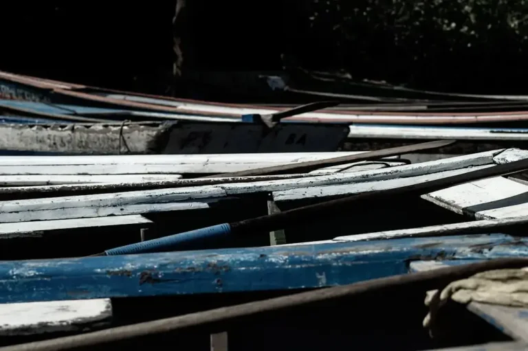 Różne rodzaje metali kolorowych, w tym miedź i aluminium, przygotowane do procesu recyklingu w punkcie skupu.