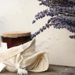 Zestaw ekologicznych przedmiotów wielorazowego użytku i naturalnych produktów zero waste na drewnianym blacie