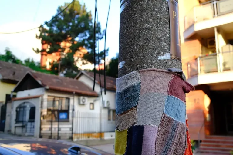 Stos kolorowych starych ubrań przygotowanych do upcyclingu i kreatywnego przerabiania w domu