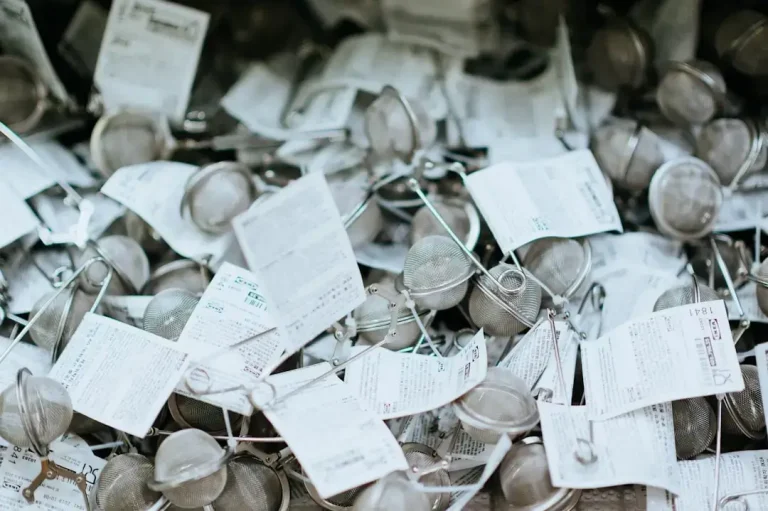 Segregacja śmieci i recykling papieru pokrytego folią w koszach na odpady