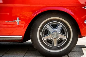Plastikowe kołpaki samochodowe leżące w warsztacie lub punkcie zbiórki odpadów