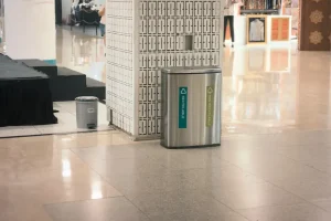 Puszki i odpady metalowe przygotowane do wyrzucenia do odpowiedniego pojemnika na śmieci w procesie recyklingu