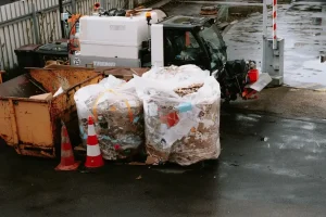 Kawałki pianki pod panele podłogowe leżące na podłodze, ilustracja problemu z utylizacją odpadów remontowych.