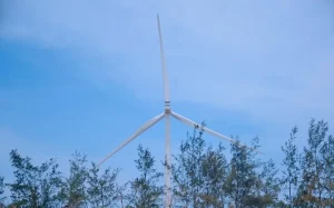Nowoczesna turbina wiatrowa produkująca czystą energię elektryczną na tle zielonego pola