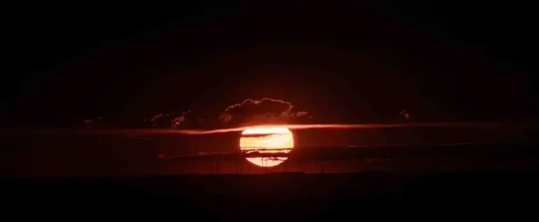 Nowoczesne panele fotowoltaiczne montowane na dachu budynku w sloneczny dzien, ilustrujace proces konwersji fotowoltaicznej energii slonecznej.