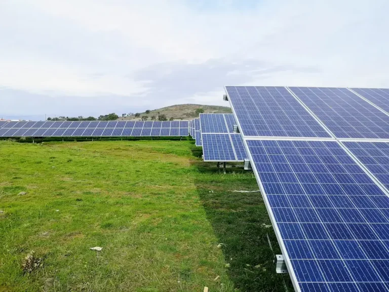 Nowoczesne panele fotowoltaiczne pochłaniające promienie słoneczne w celu produkcji czystej energii odnawialnej.
