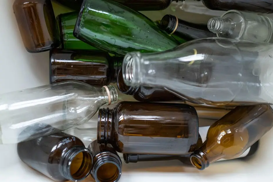 Szczegółowy widok na różnorodne butelki szklane do recyklingu, ukazujący ich potencjał do ponownego wykorzystania i zrównoważonego rozwoju środowiska.